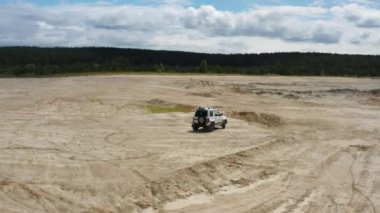 Kum üzerinde giden bir arabanın havadan görünüşü