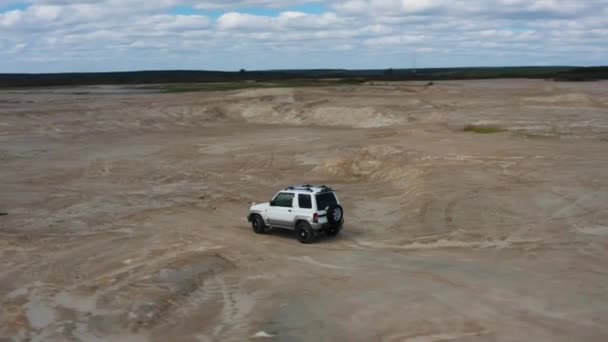 夏の砂の上の車の運転の空中ビュー — ストック動画