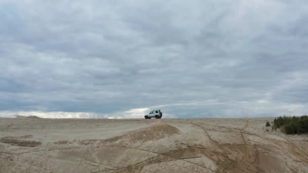 Yazın Kumda Uçan Bir Arabanın Görüntüsü — Stok video