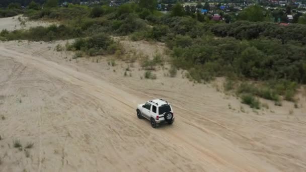 Luchtfoto van een auto die op zand rijdt — Stockvideo