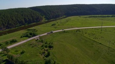 Doğada otoyolda bir kamyonun havadan görüntüsü.