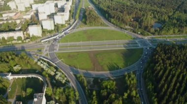 Bir araba kavşağının havadan görüntüsü