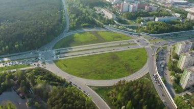 Bir araba kavşağının havadan görüntüsü