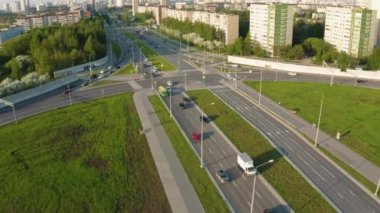 Şehirdeki araba trafiğinin hava görüntüsü