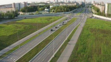 Trafikli bir şehir yolunun havadan görüntüsü