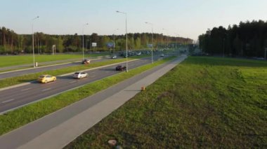 Trafikli bir şehir yolunun havadan görüntüsü