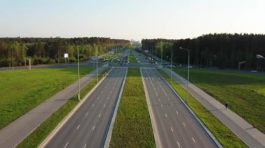 Trafikli bir şehir yolunun havadan görüntüsü