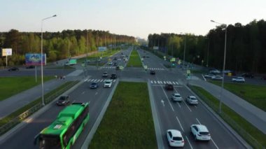 Trafikli bir şehir yolunun havadan görüntüsü