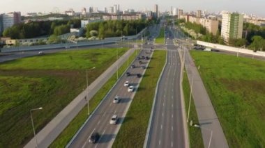 Trafikli bir şehir yolunun havadan görüntüsü