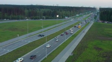 Bir araba kavşağının havadan görüntüsü