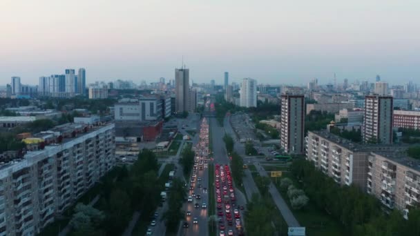 Vista aérea do tráfego de automóveis na cidade — Vídeo de Stock