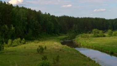 Nehir kıyısındaki bir arabanın hava görüntüsü.