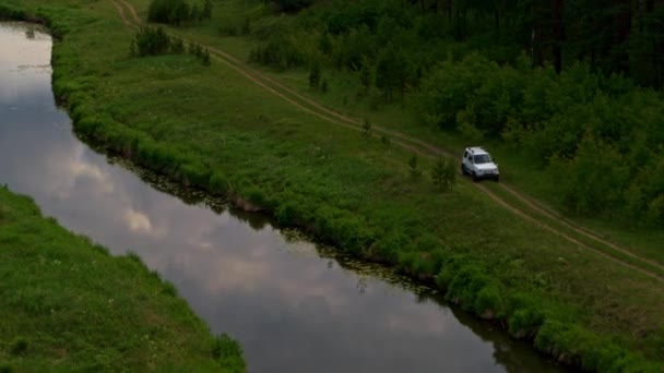 Luftaufnahme eines Autos am Flussufer — Stockvideo