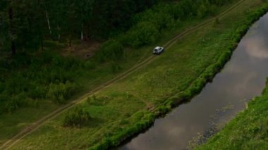 Nehir kıyısındaki bir arabanın hava görüntüsü.