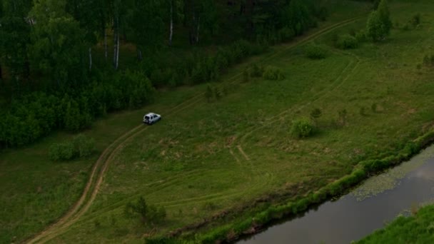 Luftaufnahme eines Autos am Flussufer — Stockvideo