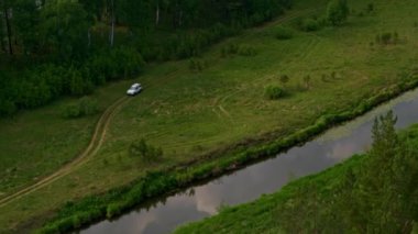 Nehir kıyısındaki bir arabanın hava görüntüsü.