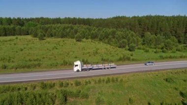 Doğada otoyolda bir kamyonun havadan görüntüsü.