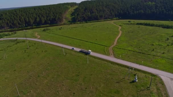 Вид з повітря вантажівки на шосе в природі — стокове відео