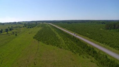 Doğada otoyolda bir kamyonun havadan görüntüsü.