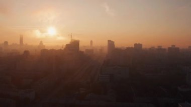 Şafak vakti şehrin üzerinde iç.