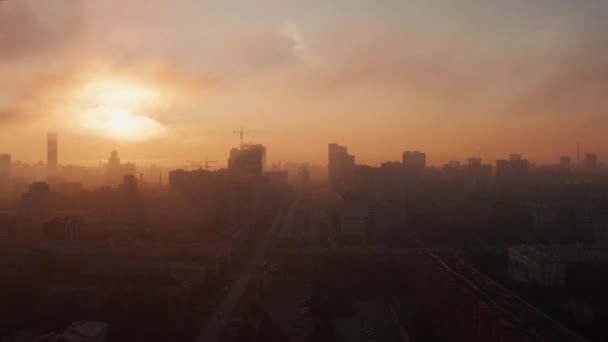 Humo sobre la ciudad al amanecer — Vídeos de Stock