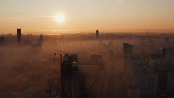 El sol sobre la ciudad en humo — Vídeos de Stock