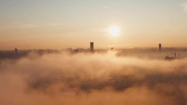 Дым над городом на рассвете рано утром — стоковое видео
