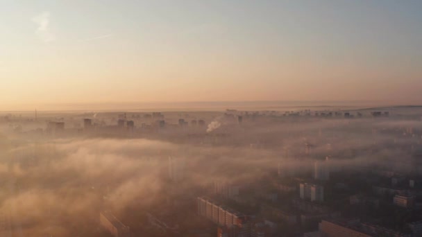 Şafak vakti şehrin üzerinde sis var. — Stok video