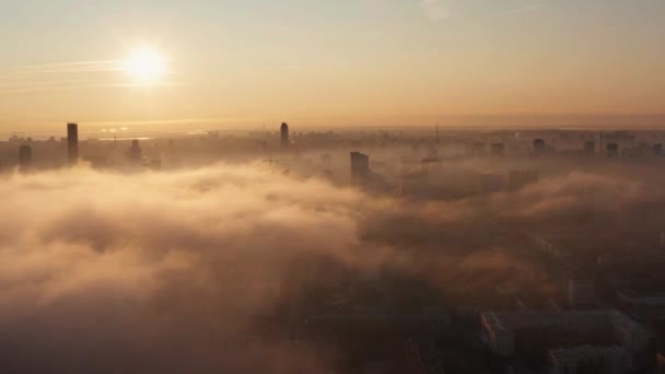 Mist over de stad bij dageraad — Stockvideo