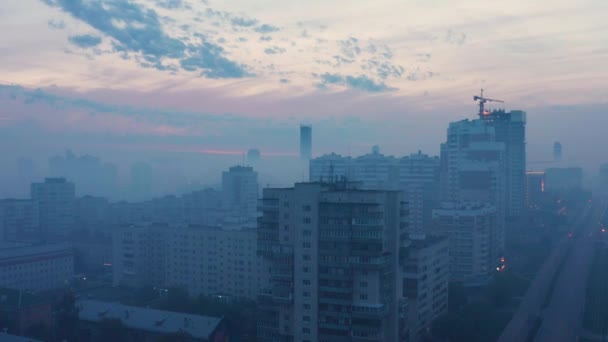 Nebbia fitta sulle case della città — Video Stock