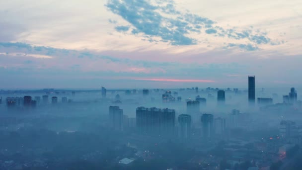 Espesa niebla sobre las casas de la ciudad — Vídeos de Stock