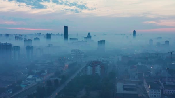 Espesa niebla sobre las casas de la ciudad — Vídeos de Stock