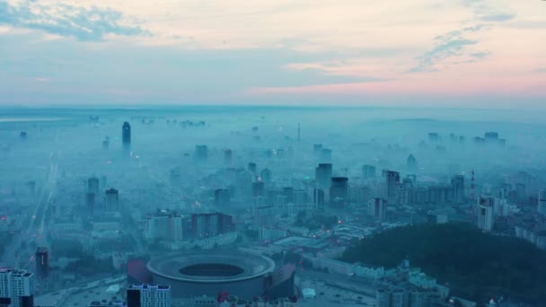도시 전체에 연기가 자욱하다 — 비디오