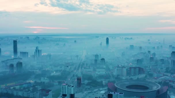 도시 전체에 연기가 자욱하다 — 비디오