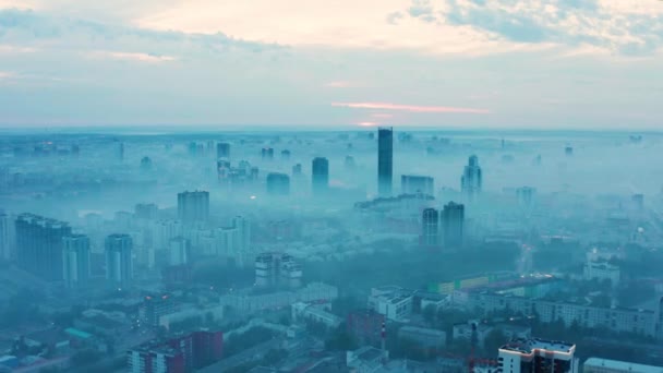 Smog van rook over de stad — Stockvideo