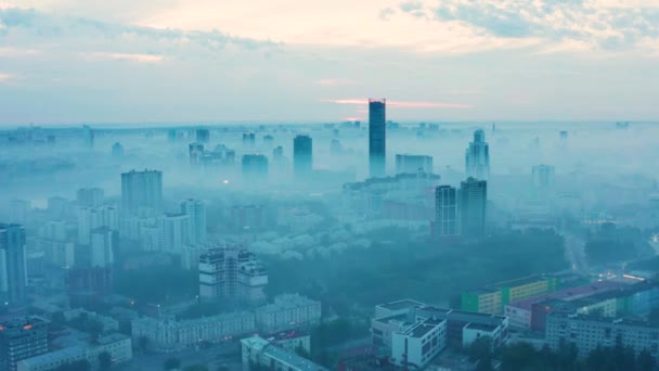 Humo de humo sobre la ciudad — Vídeos de Stock