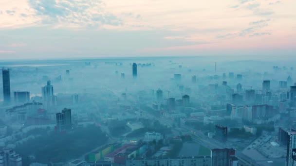 Humo de humo sobre la ciudad — Vídeos de Stock