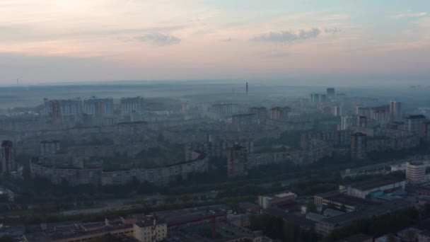 Легкий туман над городом — стоковое видео