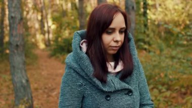 Çekici bir kadının yakın portresi. Gülümseyen esmer, kendine güvenen güzel. Genç ve çekici bir kadın, rüyasında bir sonbahar ormanının arka planına bakıyor. Kendinden emin ve hayalperest bir kadın.