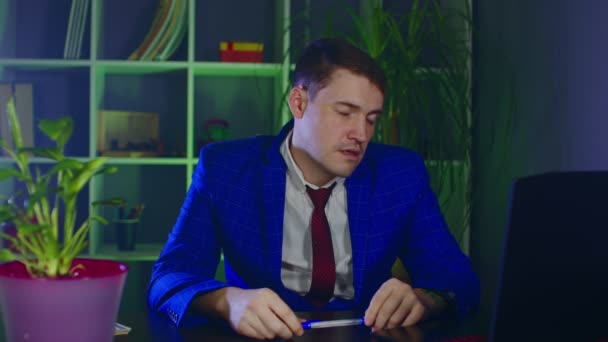 Yorgun iş adamı uyuyor, ofiste masada oturuyor. Çok çalışan erkek girişimci modern iş yerinde kestiriyor.. — Stok video