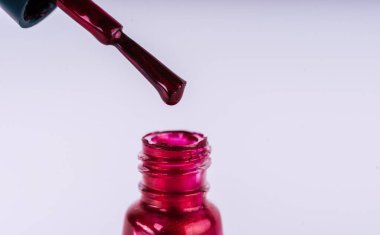 İzole edilmiş beyaz arka planda parlak tırnak cilasını kapat. Manikür için parlak kırmızı leke.