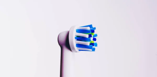 Fechar a escova de dentes elétrica no fundo branco. Cabeça de escova de dentes para higiene oral. Conceito dentário de dentes saudáveis e limpos. — Fotografia de Stock