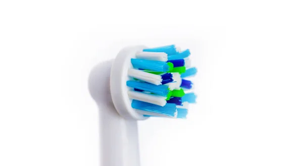 Zamknij elektryczną szczoteczkę do zębów na białym tle. Szef szczoteczki do zębów do higieny jamy ustnej. Koncepcja dentystyczna zdrowych i czystych zębów. — Zdjęcie stockowe