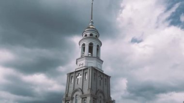 İsa 'nın katedralinin çan kulesi. Bulutlu bir gökyüzünün arkasındaki Hıristiyan kilisesinin çan kulesi.