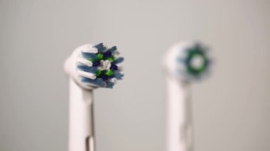 Beyaz arka planda elektrikli diş fırçalarını kapatın. Ağız temizliği için diş fırçasının başı. Diş sağlığı ve temiz diş kavramı