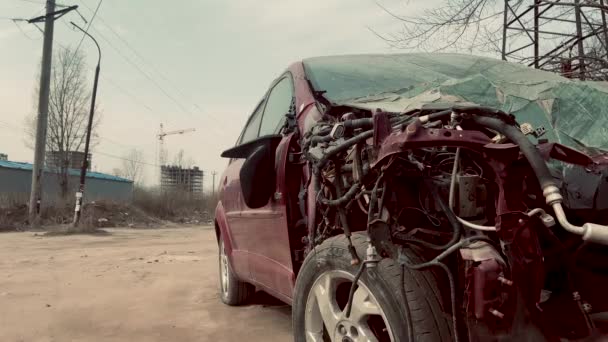 关闭破碎和被遗弃的汽车。车祸后在街上把汽车撞成碎片.粗心驾驶的概念. — 图库视频影像