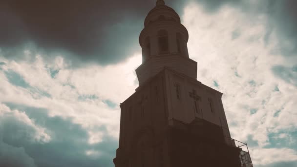 Torre sineira da catedral de Cristo. A torre sineira de uma igreja cristã no fundo de um céu nublado — Vídeo de Stock