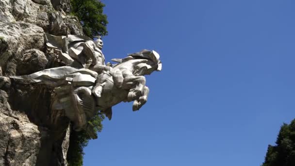 Северная Осетия, Россия 1 сентября 2020 года: Памятник рыцарю вырезан в скале. Памятник всаднику на лошади, конная статуя на скале — стоковое видео