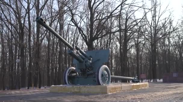 Pistola anti-tanque no parque militar. Antigo monumento de canhão anti tanque montado no pedestal no dia de inverno no parque militar — Vídeo de Stock