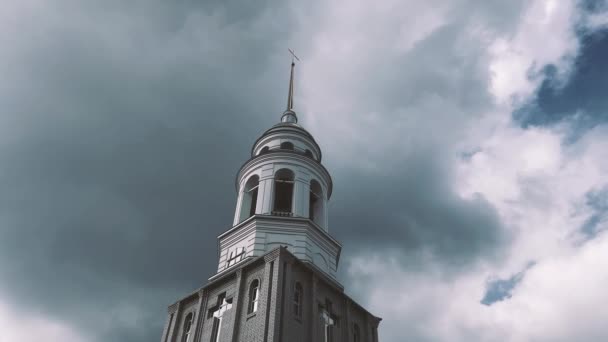 Kristi domkyrkas klocktorn. Klocktornet i en kristen kyrka på bakgrunden av en molnig himmel — Stockvideo